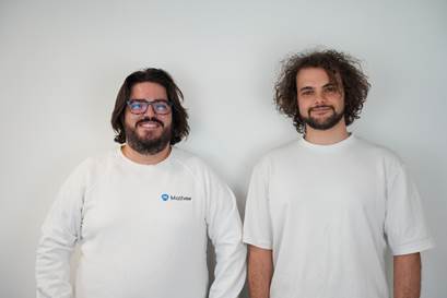 Un par de personas posando para una foto
El contenido generado por IA puede ser incorrecto.